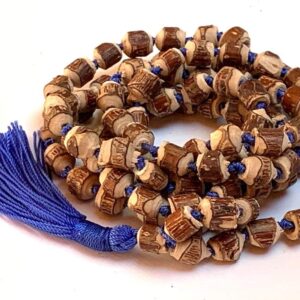 Natural Raw Tulsi Holy Basil Knotted Mala Necklace with 108 hand-knotted beads, aligning with the Heart and Crown Chakras. Ideal for Virgo and Pisces, offering spiritual protection and healing. Perfect for meditation and spiritual growth.